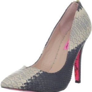 Betsey Johnson Pumps closed toe